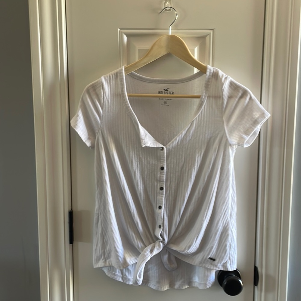 Hollister top XS worn once (runs as a small)